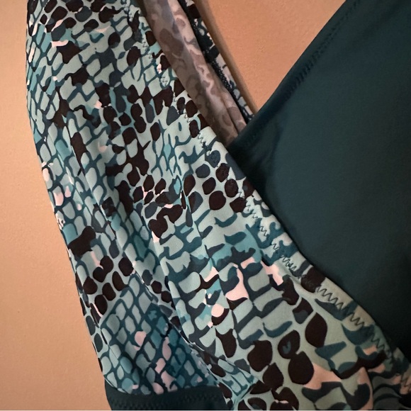 Cupshe faux-wrap surplice teal snakeskin swimsuit new with tags size medium - Picture 7 of 13